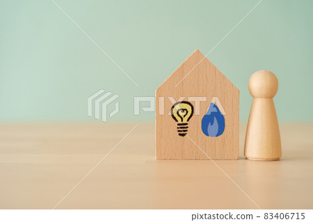 帶有電和氣標記的房屋物品和玩偶 83406715