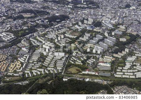 從東京多摩市諏訪南公園上方鳥瞰京王長山站 從東京多摩市諏訪南公園上方鳥瞰京王長山站 83406985