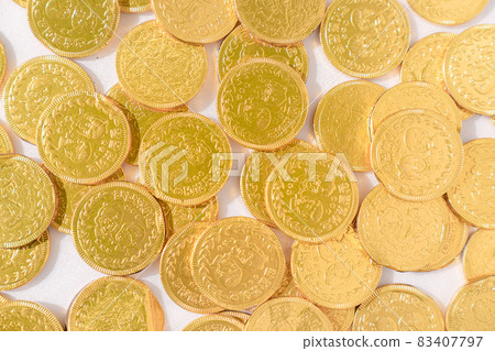 許多金幣躺在地板上 許多金幣躺在地板上 83407797