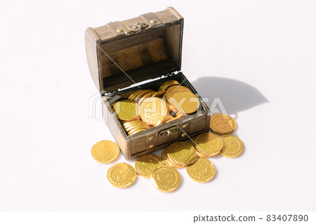 寶箱裡的許多金幣 83407890