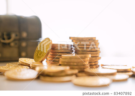 寶箱和許多金幣 83407892