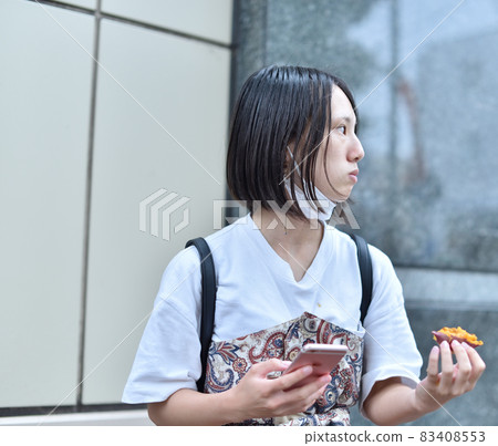 A woman who eats pottery 19 A woman who eats pottery 19 83408553