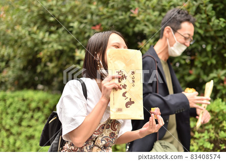 情侶吃烤紅薯4 情侶吃烤紅薯4 83408574