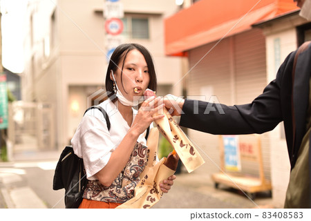 女人餵烤紅薯 1 83408583