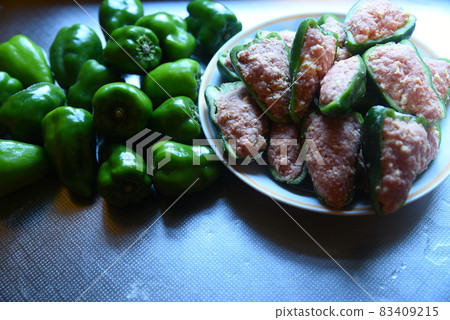 Preparation of stuffed peppers 83409215