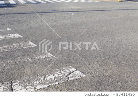 Intersections and pedestrian crossings Intersections and pedestrian crossings 83411450