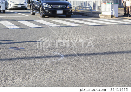 在十字路口等待紅綠燈的轎車 在十字路口等待紅綠燈的轎車 83411455