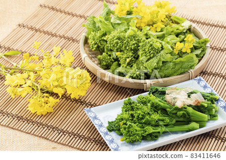 鋪上竹蓆，將油菜花和油菜花浸泡在漏勺中。 83411646