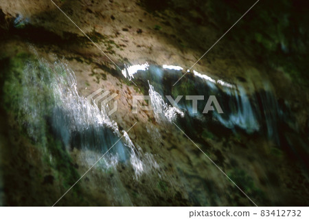 The water surface of a gently flowing valley 83412732