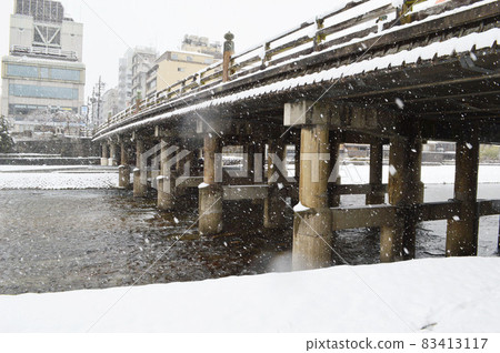 京都鴨川上的三條大橋,一月的早晨,雪在飛舞 京都鴨川上的三條大橋,一月的早晨,雪在飛舞 83413117