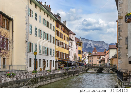 Thiou river in Annecy, France 83414123