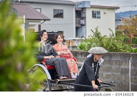 A young couple sightseeing in Hita City by rickshaw [Photographing cooperation Hita City Tourism Association] 83416028