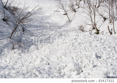 Valley debridement avalanche 83417322