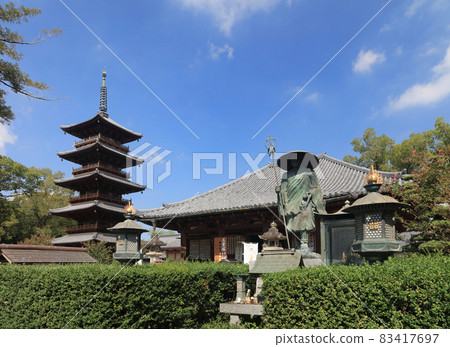 Shikoku Sacred Ground No. 70 Fudasho "Motoyamaji" Main Hall (National Treasure) and Five-storied Pagoda 83417697