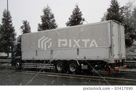 一輛大卡車停在一個多雪的停車場 83417890