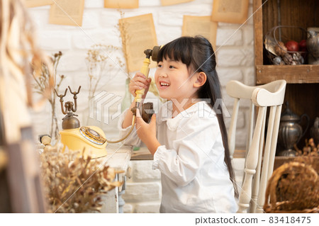 玩古董電話的女孩 玩古董電話的女孩 83418475