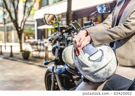 Business woman commuting by motorcycle 83420002