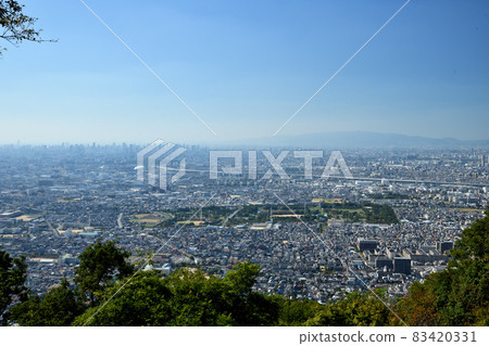 View of Osaka City, Daito City, and Shijonawate City from the summit of Mt. Iimori, Kawachi [Daito City, Osaka Prefecture] 83420331