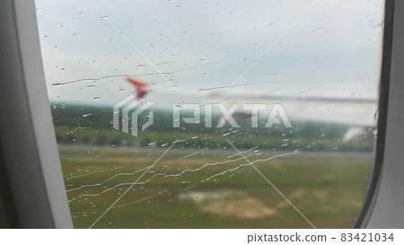 Take off the plane in bad rainy weather. Take off the plane in bad rainy weather. 83421034