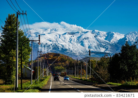 View of Mt. Tokachi covered with snow from the city of Biei (Biei Town, Hokkaido) 83421671