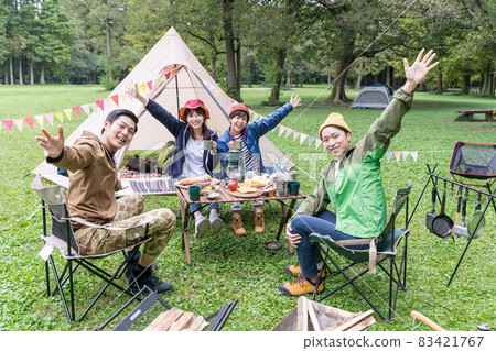 享受露營的年輕人 83421767