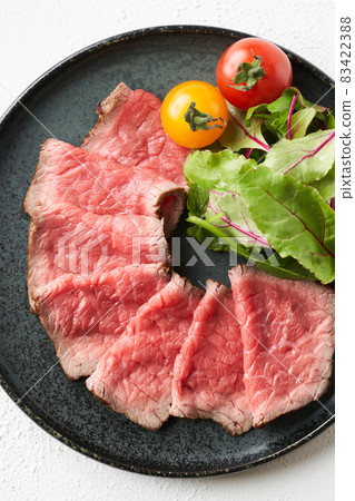 烤牛肉放在盤子裡 烤牛肉放在盤子裡 83422388