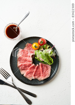烤牛肉放在盤子裡 烤牛肉放在盤子裡 83422389