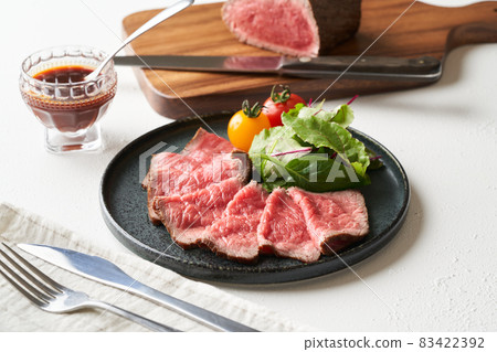 Roast beef served on a plate 83422392