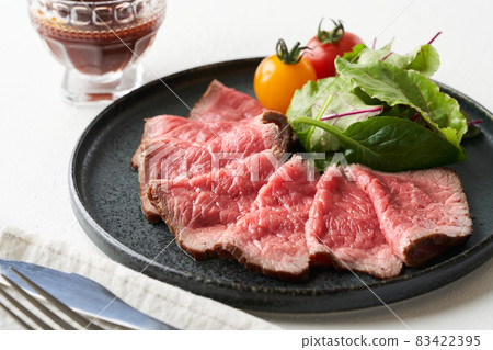 烤牛肉放在盤子裡 83422395