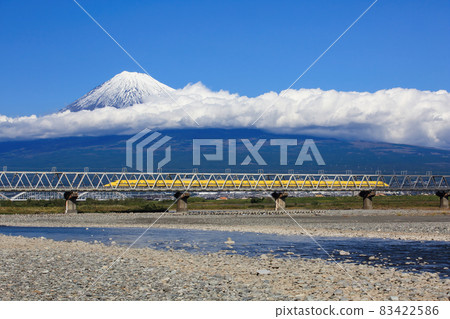 Doctor Yellow and Mt. Fuji passing through the Fuji River (closer) Doctor Yellow and Mt. Fuji passing through the Fuji River (closer) 83422586
