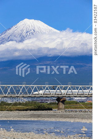 穿過富士川和富士山的新幹線(縱向) 穿過富士川和富士山的新幹線(縱向) 83422587