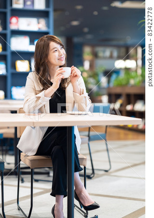 Businessman female cafe shooting cooperation: Creadisce (Maruzen-Yushudo Co., Ltd.) 83422778