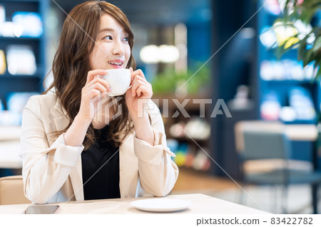 Businessman female cafe shooting cooperation: Creadisce (Maruzen-Yushudo Co., Ltd.) 83422782