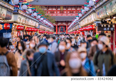 日本東京城市景觀放鬆限制的錯覺。在日本，領導班子的作用也一個接一個地耗盡。淺草寺是一個威脅人群 = 10 月 23 日 83424062