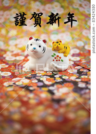 帶有可愛老虎雕像和日本圖案標誌的新年賀卡材料 帶有可愛老虎雕像和日本圖案標誌的新年賀卡材料 83424380
