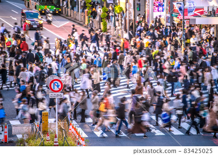 日本東京城市景觀放鬆限制的錯覺。在日本，領導班子的作用也一個接一個地消失了。澀谷是一個有威脅的人群 = 10 月 23 日 83425025