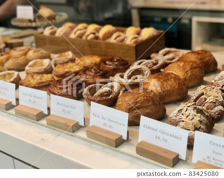 Bread Bread lined up in foreign bakery showcases Bread Bread lined up in foreign bakery showcases 83425080