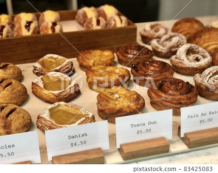 Bread Bread lined up in foreign bakery showcases Bread Bread lined up in foreign bakery showcases 83425083