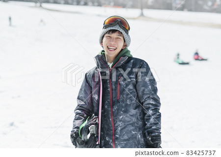 一個滑雪板的男人 83425737