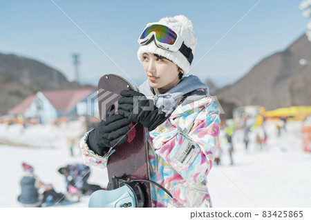 一個女人滑雪 83425865
