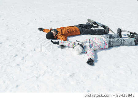 在滑雪勝地玩耍的男女 83425943