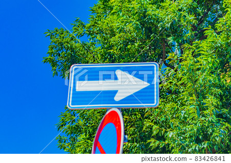 【交通圖片】居民區交通標誌（單行道） 83426841