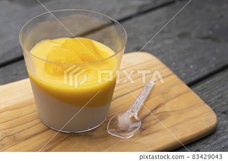 Delicious outdoor dessert [1 mango pudding] 83429043
