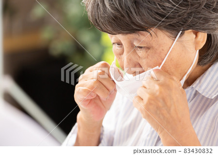 Senior women who mask 83430832
