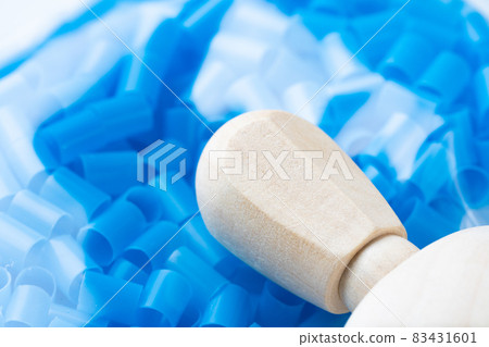 睡在聚乙烯管枕上的娃娃 睡在聚乙烯管枕上的娃娃 83431601