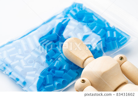 睡在聚乙烯管枕上的娃娃 睡在聚乙烯管枕上的娃娃 83431602