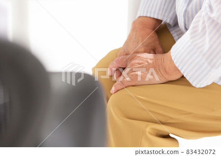 Senior female hand 83432072