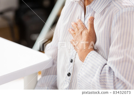 Senior female hand 83432073