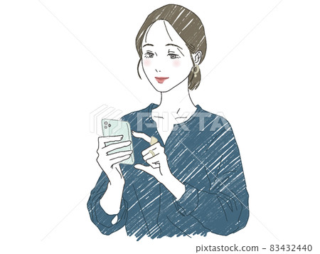 操作智能手機的女人 83432440