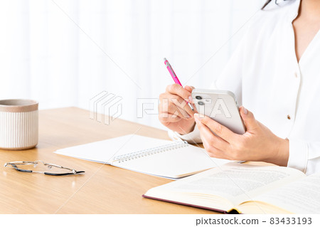 使用智能手機學習的年輕女性 [零件切割] 83433193